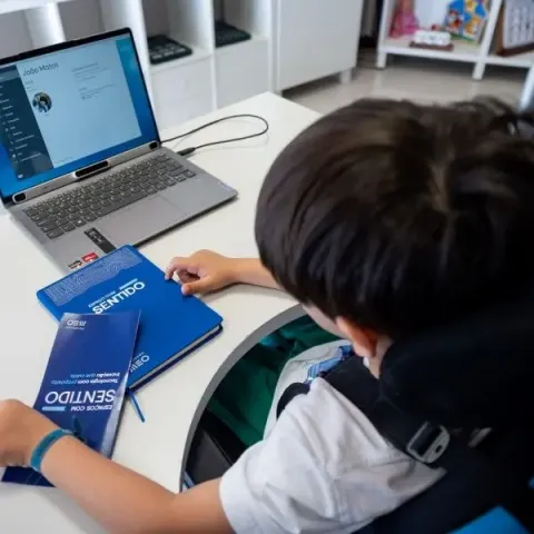 Utilização de tecnologia especializada por parte de um jovem no Espaço com Sentido