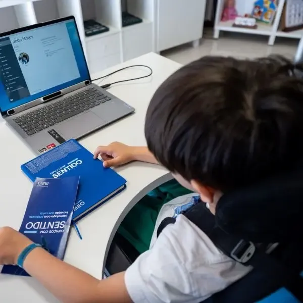 Utilização de tecnologia especializada por parte de um jovem no Espaço com Sentido
