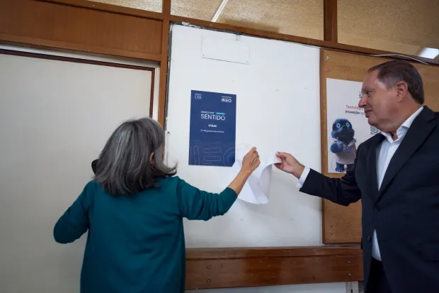 momento de inauguração do Espaço junto à placa de identificação