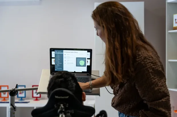 Especialista a acompanahr criança na utilização de tecnologia