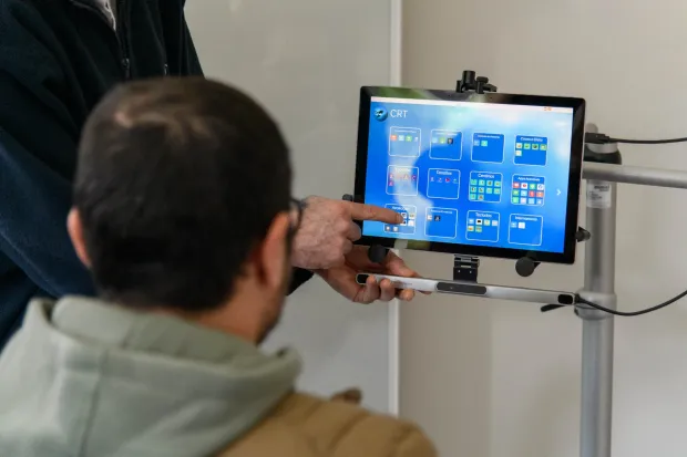 Dispositivo de comunicação assistiva em suporte articulado