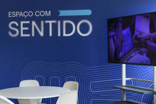 Interior do Espaço com Sentido Alcoitão com TV e mesa redonda