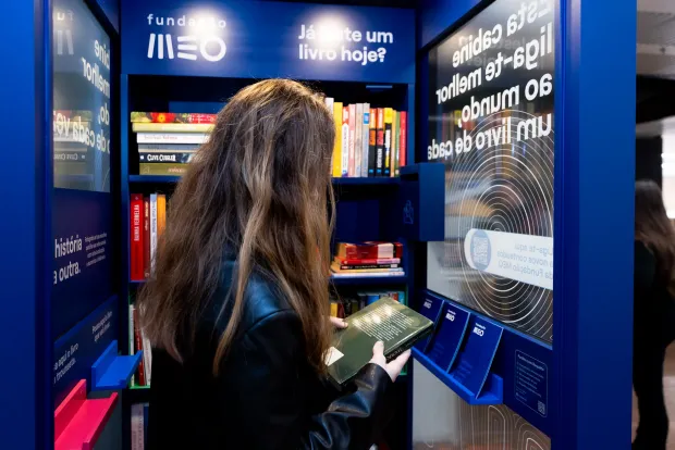 pessoa dentro da cabine de leitura