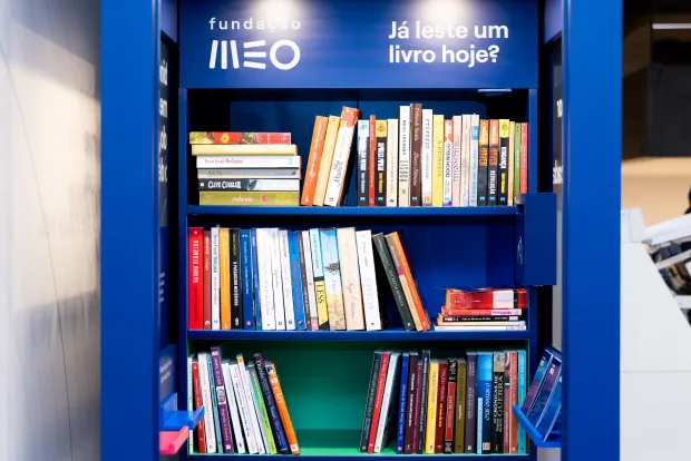 livros na cabine de leitura