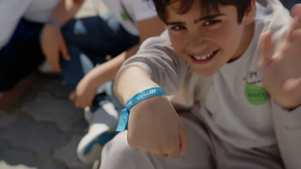 Menino com pulseira Estou Aqui 2026