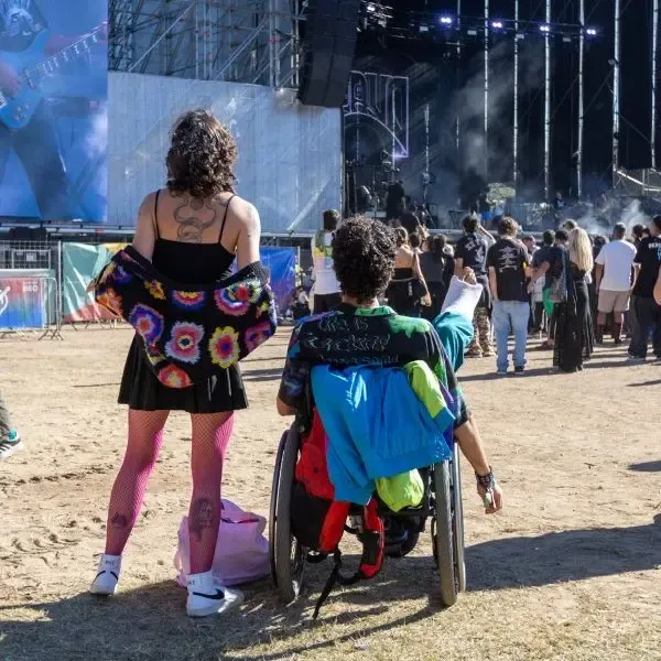 jovens festivaleiros em cadeira de rodas no recinto
