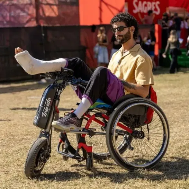 jovem em cadeira de rodas no recinto do festival