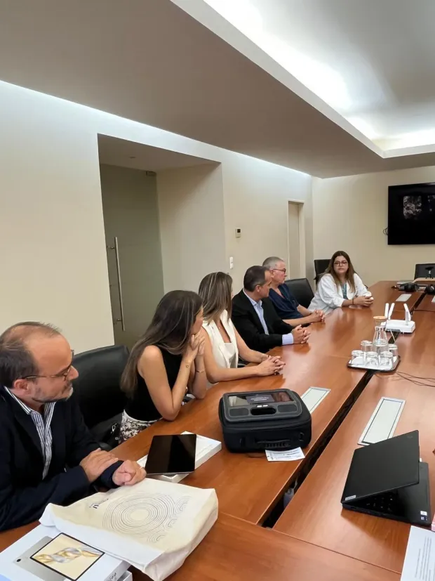 equipa do Hospital Amadora Sintra e da Fundação MEO sentados ao redor de uma mesa - lado esquerdo