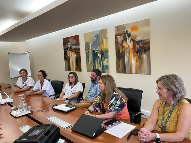 equipa do Hospital Amadora Sintra e da Fundação MEO sentados ao redor de uma mesa - lado direito