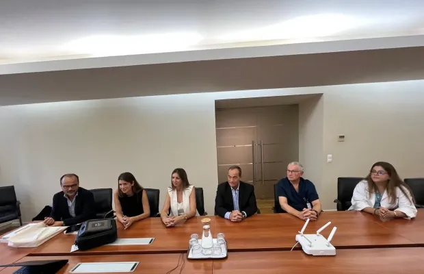 equipa do Hospital Amadora Sintra e da Fundação MEO sentados ao redor de uma mesa