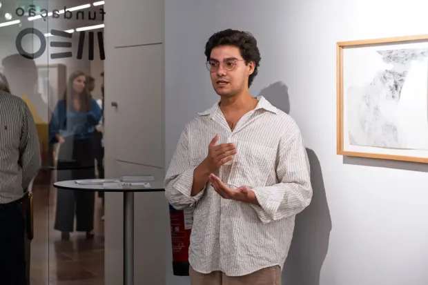 Curador da Esposição Perdurar como Paradoxo