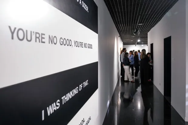perspectiva de uma das peças e dos visitantes