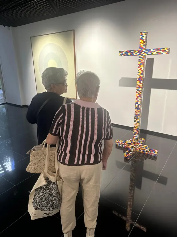 observação de uma peça de arte_ crusz feita em lego