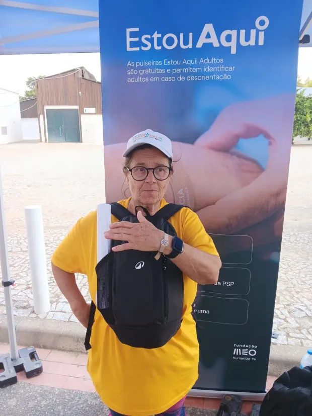 Senhora com a Pulseira Estou aqui Adulto