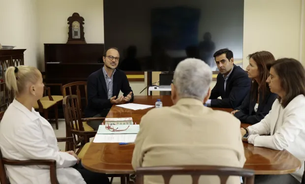 Imagem generica dos elementos ao redor de uma mesa na assinatura do Memorando