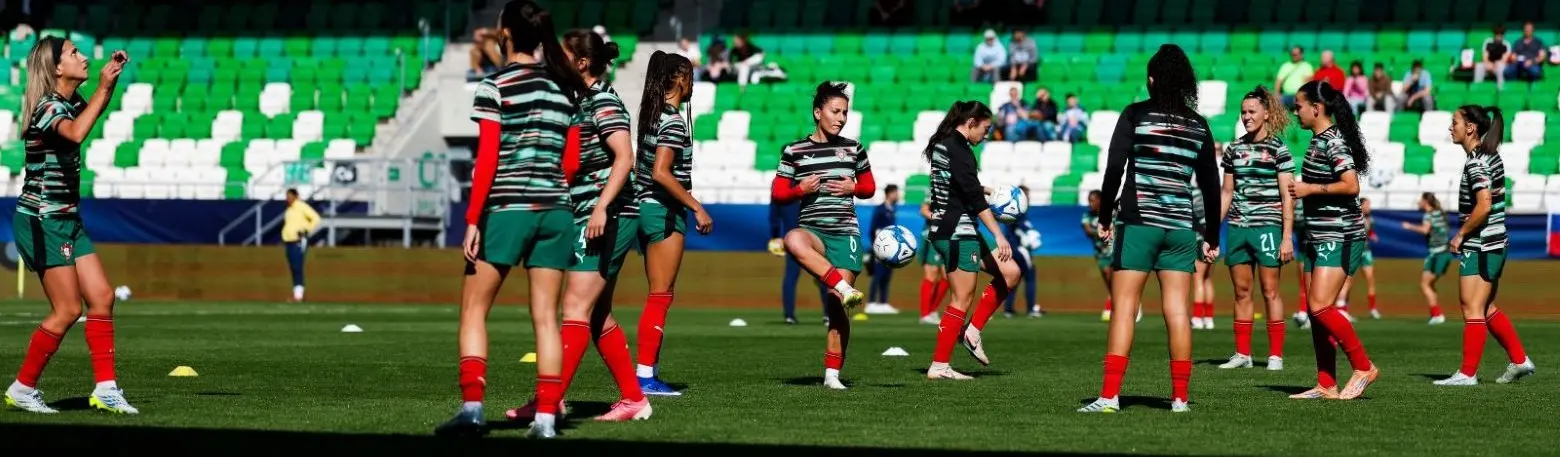 equipa feminina de futebol em aquecimento