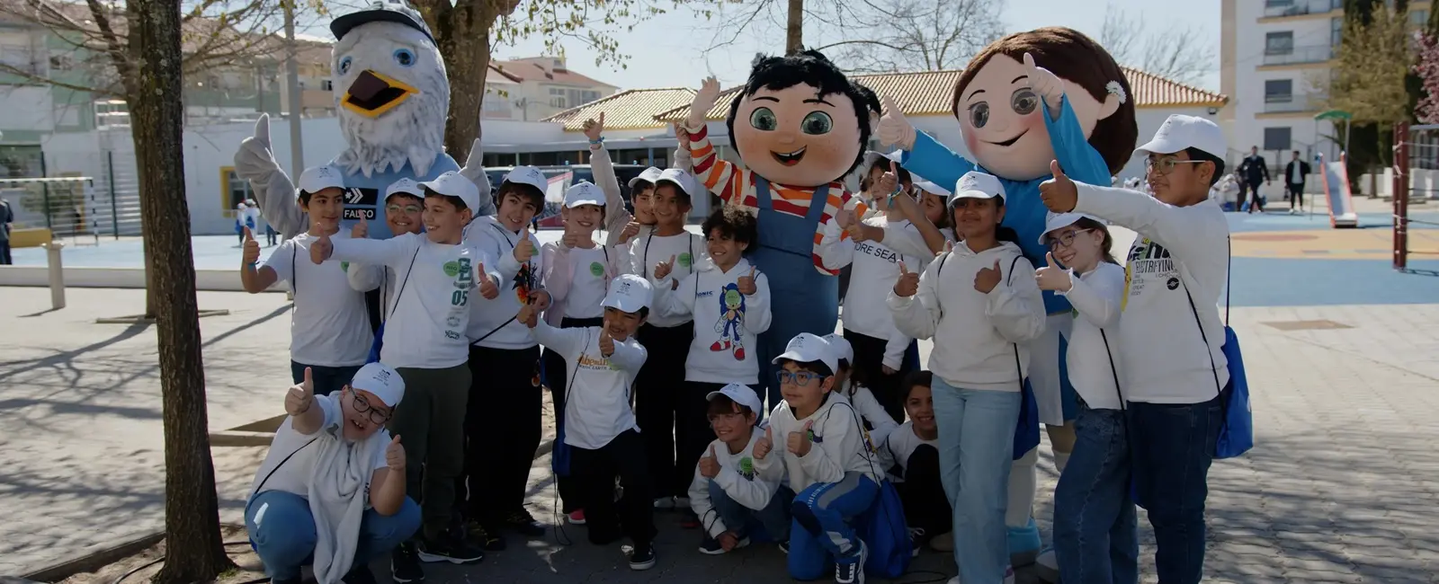 Meninos e Mascote Estou Aqui 2026