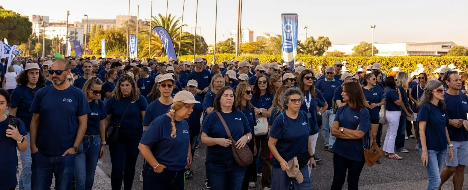 participantes a aguardar o inicio da caminhada